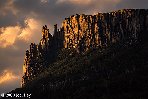 Sunset view of Mount Oakleigh (1286m) from the Pelion Hut on the Overland Track in Tasmania